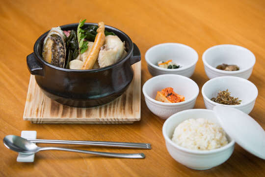 프리미엄 헬스리조트 WE호텔 제주가 한 여름 지쳐있는 심신을 깨워 건강한 휴양을 즐길 수 있는 보양식 패키지를 선보인다. WE호텔은 제주 한라산 중산간 해발 350M에 위치해 있는 국내 유일의 헬스 리조트 컨셉의 호텔로 피톤치드가 다량 생성되는 편백나무 숲에 둘러싸여 있다. 호텔 지하암반 2000M 아래에서 올라오는 천연화산암반수를 음용 및 워터테라피 등 모든 시설에 사용하고 있다. 예약문의 전화(064-730-1200~1) 또는 홈페이지(www.wehotel.co.kr)     WE호텔 제주 제공